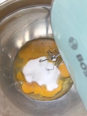 三个鸡蛋，底下隔热水进行打发，一次性加糖70克。