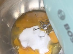 三个鸡蛋，底下隔热水进行打发，一次性加糖70克。