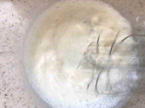 搅合至牛奶和油混合的状态。