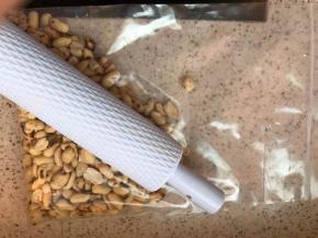 花生小火炒熟，去皮，放袋子中稍微敲碎一点点。