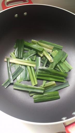 如果是冰的斑斓叶（一半）先放锅里，小火干 炒下去水。