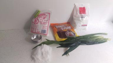 准备好全料的材料，把斑斓叶切成5CM小断。