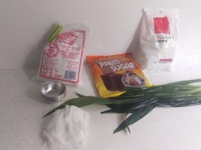 准备好全料的材料，把斑斓叶切成5CM小断。