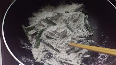 再加入粉中火干炒5分钟后取出放凉。拿出叶子不要了。