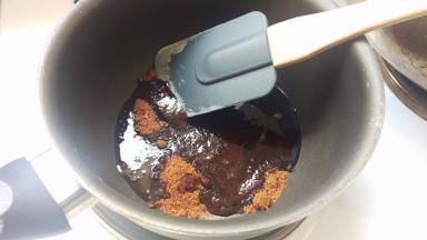 准备糖加2勺水，用中火煮，