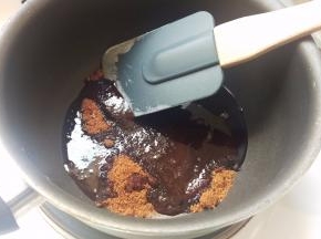 准备糖加2勺水，用中火煮，