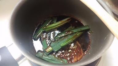 加入剩下的斑斓叶一起煮沸。