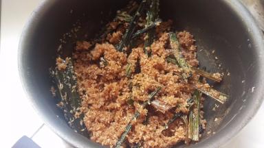 再加入新鲜椰丝，炒均匀后关火，不要炒太干。