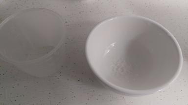 准备好沸水，加入1/4小勺盐巴。搅拌均匀。