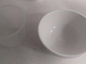 准备好沸水，加入1/4小勺盐巴。搅拌均匀。