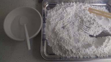 再把沸水一点一点散在粉上面。