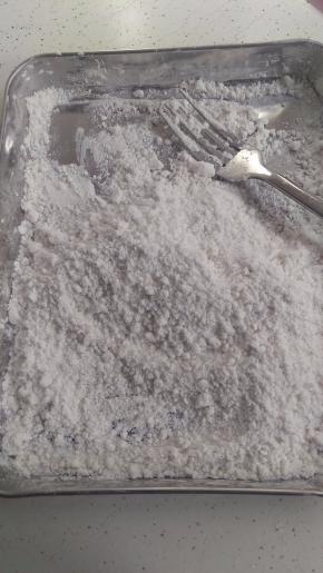 用叉子快速搅拌。水要全部散进去，散一下搅拌一下。最后会像面包糠一样。