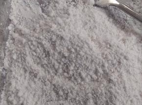用叉子快速搅拌。水要全部散进去，散一下搅拌一下。最后会像面包糠一样。