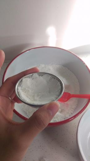 拿好膜具，先放粉。不要放太多。不要压。