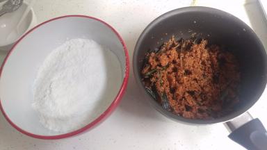 准备好粉和馅料