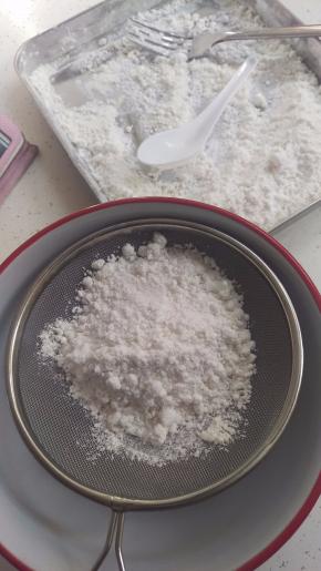 再筛搅拌好的粉。