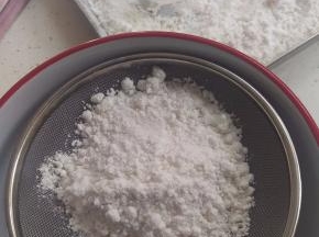 再筛搅拌好的粉。