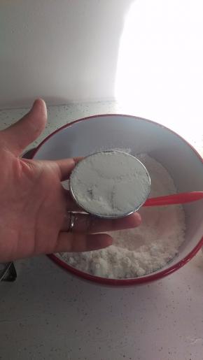 再加上粉，不要压。刮掉多于的粉。