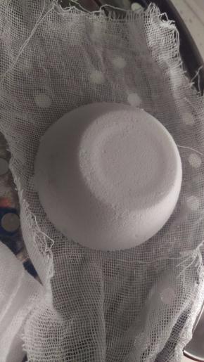 非常轻的拿起膜具，一定要小心，它很脆弱。