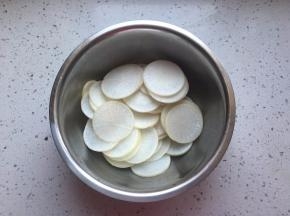 切成薄片，撒两小勺盐腌40分钟左右