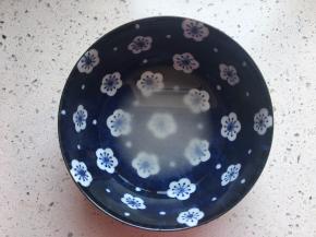 将白醋和白糖倒入大碗里，搅拌至白糖融化