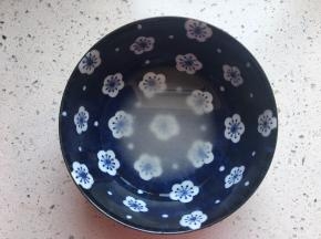 将白醋和白糖倒入大碗里，搅拌至白糖融化