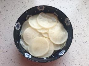 放入白萝卜片拌匀