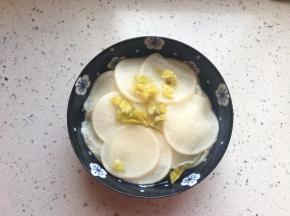 放入切好的泡椒拌匀