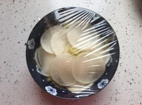 敷上保鲜膜，放入冰箱腌3小时以上
