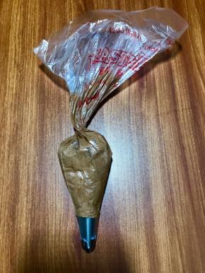 装入裱花袋，选用大六齿裱花嘴。