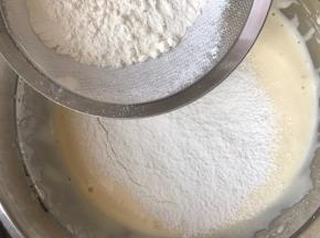 筛入低筋面粉。