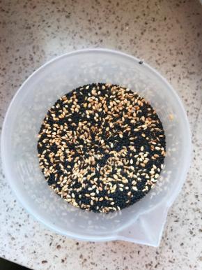 黑白芝麻混合。