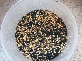 黑白芝麻混合。