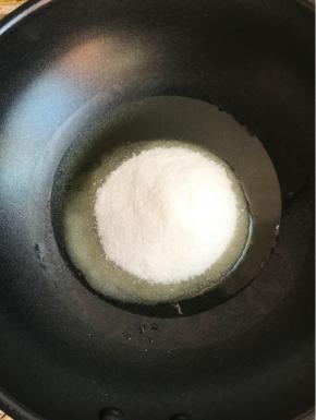 锅中放油和糖，小火熬糖。