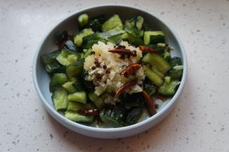 将炸好的辣椒花椒油浇在黄瓜上