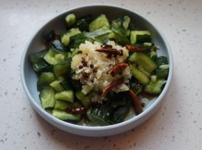 将炸好的辣椒花椒油浇在黄瓜上