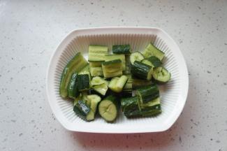 黄瓜洗净拍扁，切成4厘米左右的块