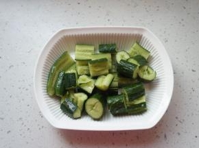 黄瓜洗净拍扁，切成4厘米左右的块