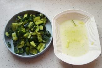 稍稍挤压黄瓜，将腌出的水挤掉