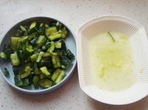稍稍挤压黄瓜，将腌出的水挤掉