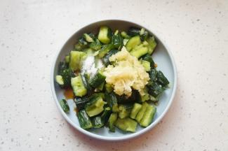 黄瓜盘内放入生抽，醋，糖，蒜蓉，尝尝不够咸再加点盐