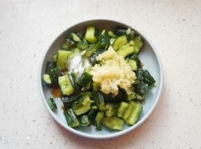 黄瓜盘内放入生抽，醋，糖，蒜蓉，尝尝不够咸再加点盐