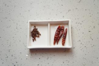 准备好花椒和干辣椒