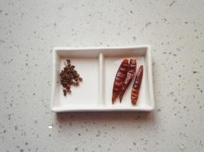 准备好花椒和干辣椒