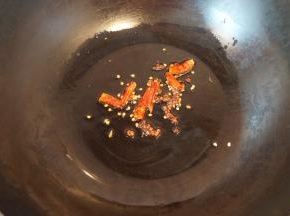 热锅内倒入芝麻油，小火炸香花椒和辣椒