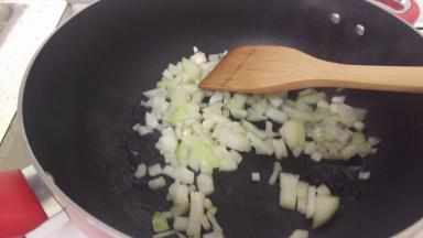 热油后，取1/2洋葱炒到金黄色。