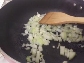 热油后，取1/2洋葱炒到金黄色。