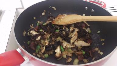 炒一下后加入黑木耳和香菇，