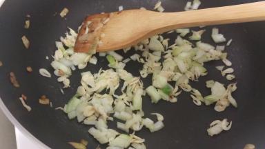 再倒入油，热油，加入虾米和剩余的洋葱1/2炒出香味。