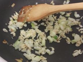 再倒入油，热油，加入虾米和剩余的洋葱1/2炒出香味。